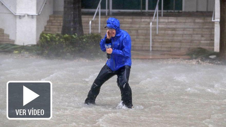 Un reportero desafía al temporal.