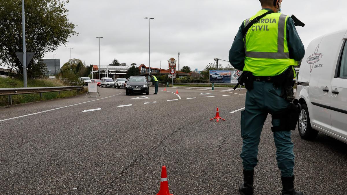 Agentes de la Guardia Civil en un control a la entrada de Gijón, en la avenida de Oviedo.