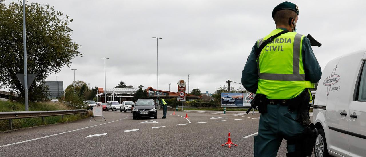 Agentes de la Guardia Civil en un control a la entrada de Gijón, en la avenida de Oviedo.