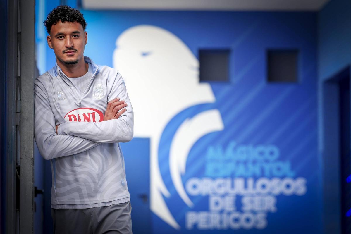 Omar El Hilali, jugador del RCD Espanyol, atiende a SPORT