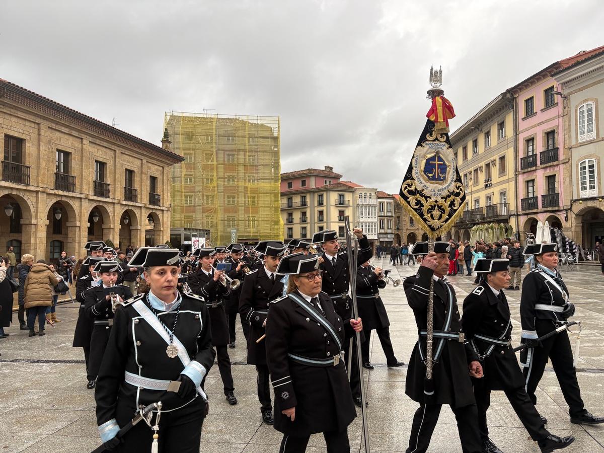 La Agrupación Musical Santo Cristo de la Bienaventuranza de León inicia el paso en la plaza de España de Avilés