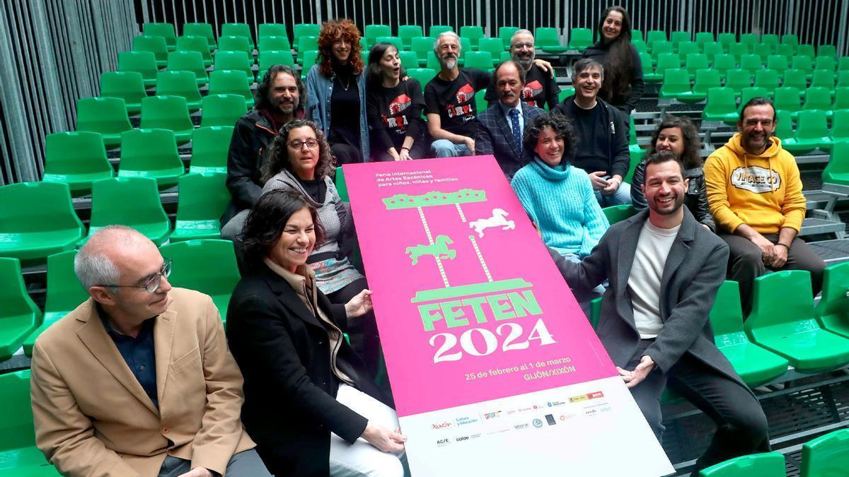 Por la izquierda, en primera fila, Antón García, Montserrat López y Aitor Martínez. En segunda fila, por la izquierda, Ana Laura Barros, Ana Celia Álvarez, Minerva Álvarez y Roberto Acebes. En la tercera fila, por la izquierda, Francisco Javier Rojo, Alberto Rodríguez y Nacho Ortega. Y en la última fila, por la izquierda, Idoia Ruiz de Lara, Bárbara Rodríguez, Alejandro Hidalgo, Sergio Gayol y Rebeca Tasis, ayer, en el Antiguo Instituto de Gijón.