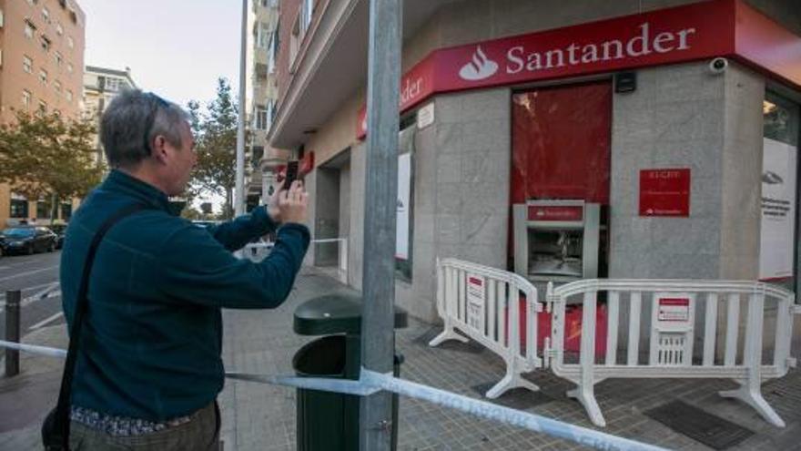 La Policía Nacional investiga si detrás de la explosión  del cajero está una banda organizada