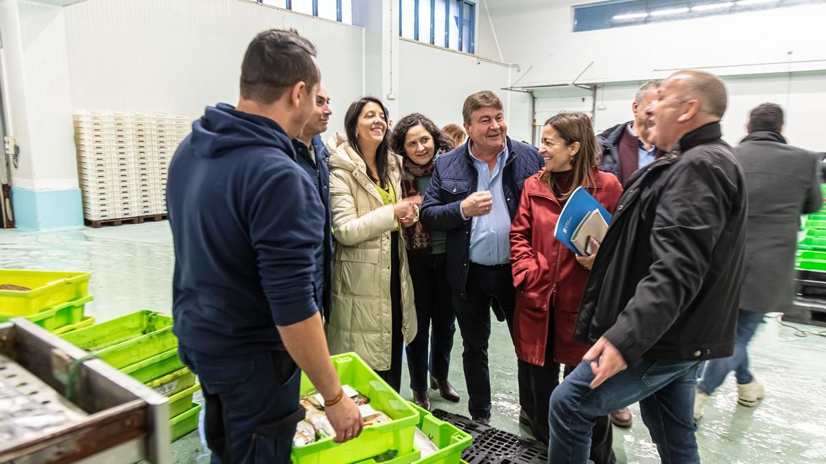 A alcaldesa, esquerda, a delegada da Xunta e a conselleira na lonxa de Ribeira.