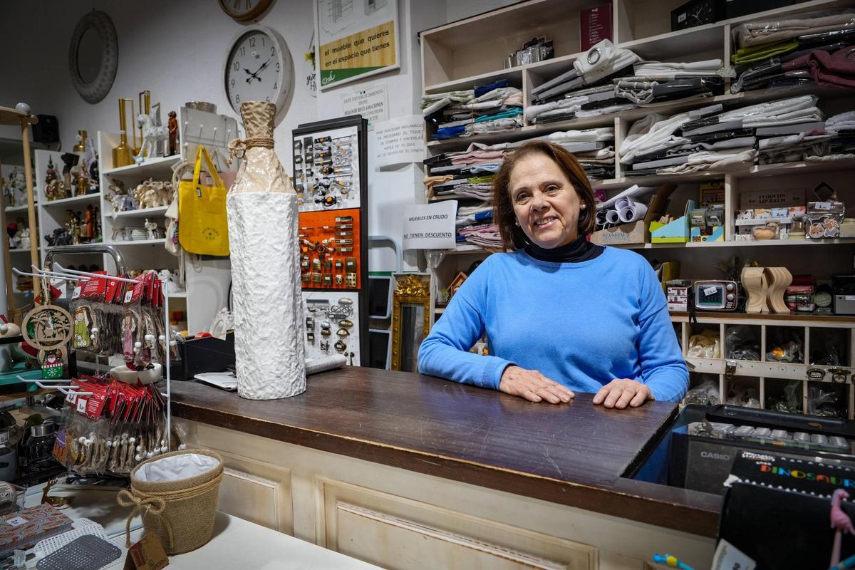 Pepi, detrás del mostrador de la tienda Verdi.