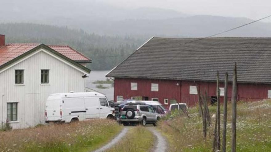 La Policía detona material explosivo en la casa de Breivik