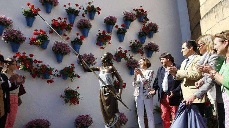 Córdoba homenajea a sus patios con una escultura