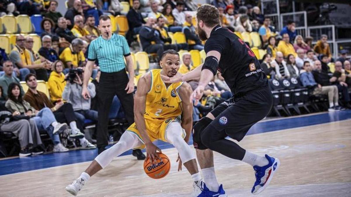 CB Gran Canaria: La afición señala al palco del Arena: «¡Fuera, fuera!»