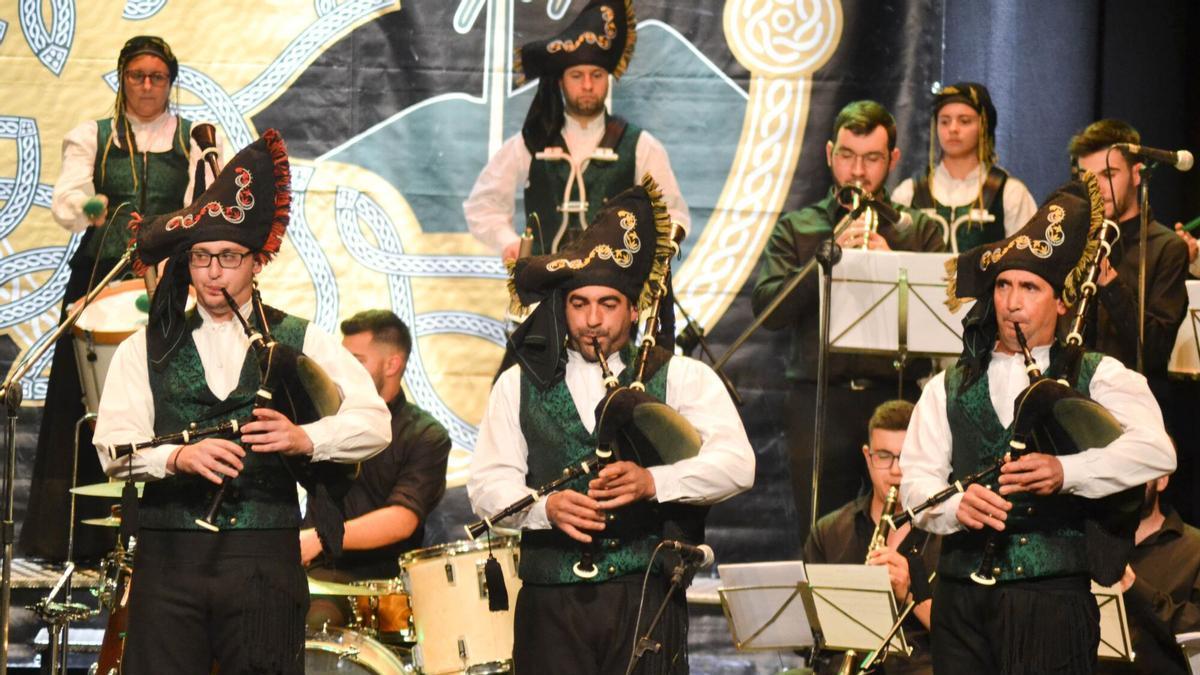 UN MOMENTO DEL CONCIERTO. PROGRAMACION TEATRO PRINCIPAL. CONCIERTO BANDA DE GAITAS AS PORTELAS DE LUBIAN