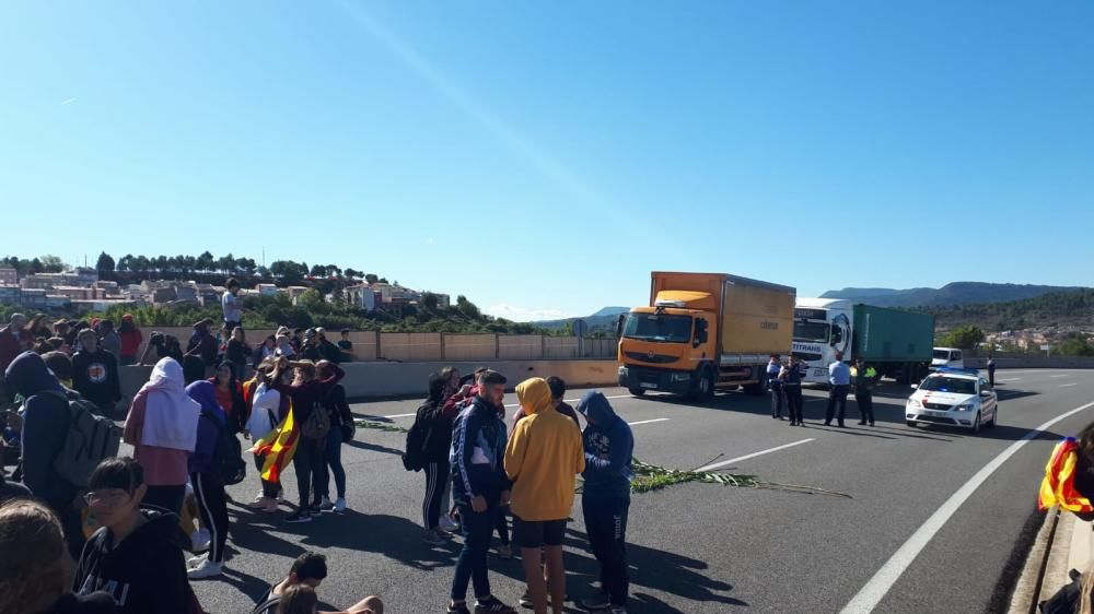 Els estudiants buiden les aules i tornen a tallar el trànsit a Manresa