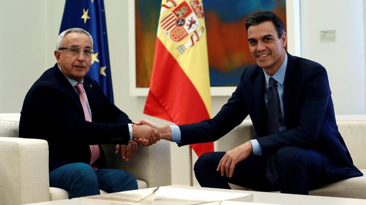 El presidente del Gobierno, Pedro Sánchez, saludando al presidente del Comité Olímpico Español, Alejandro Blanco