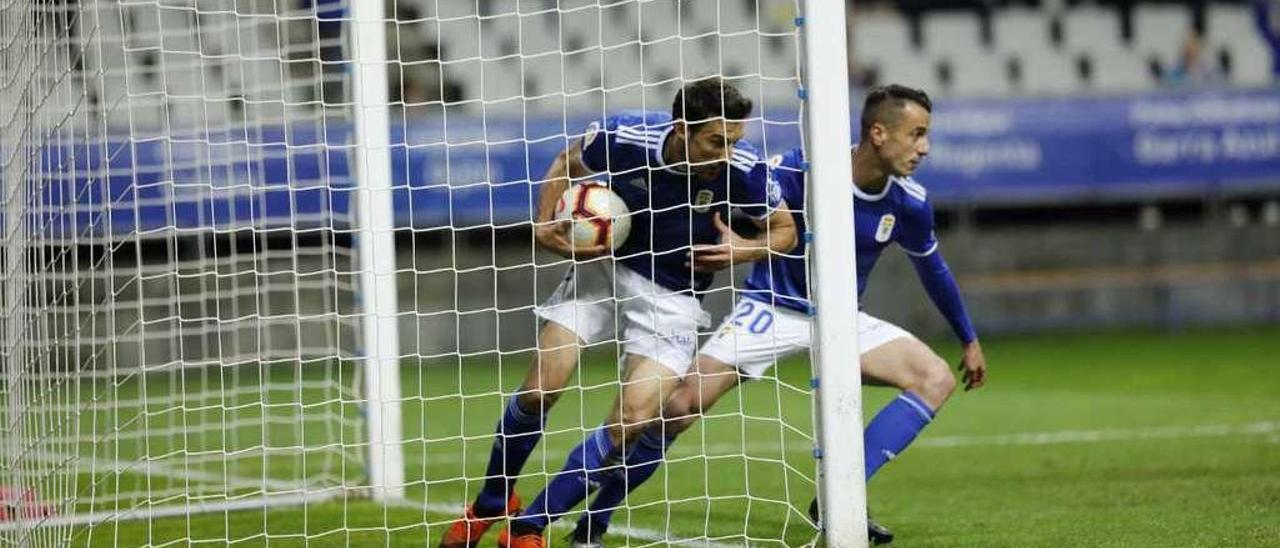 Toché recoge el balón junto a Tejera tras el gol de Ibrahima.