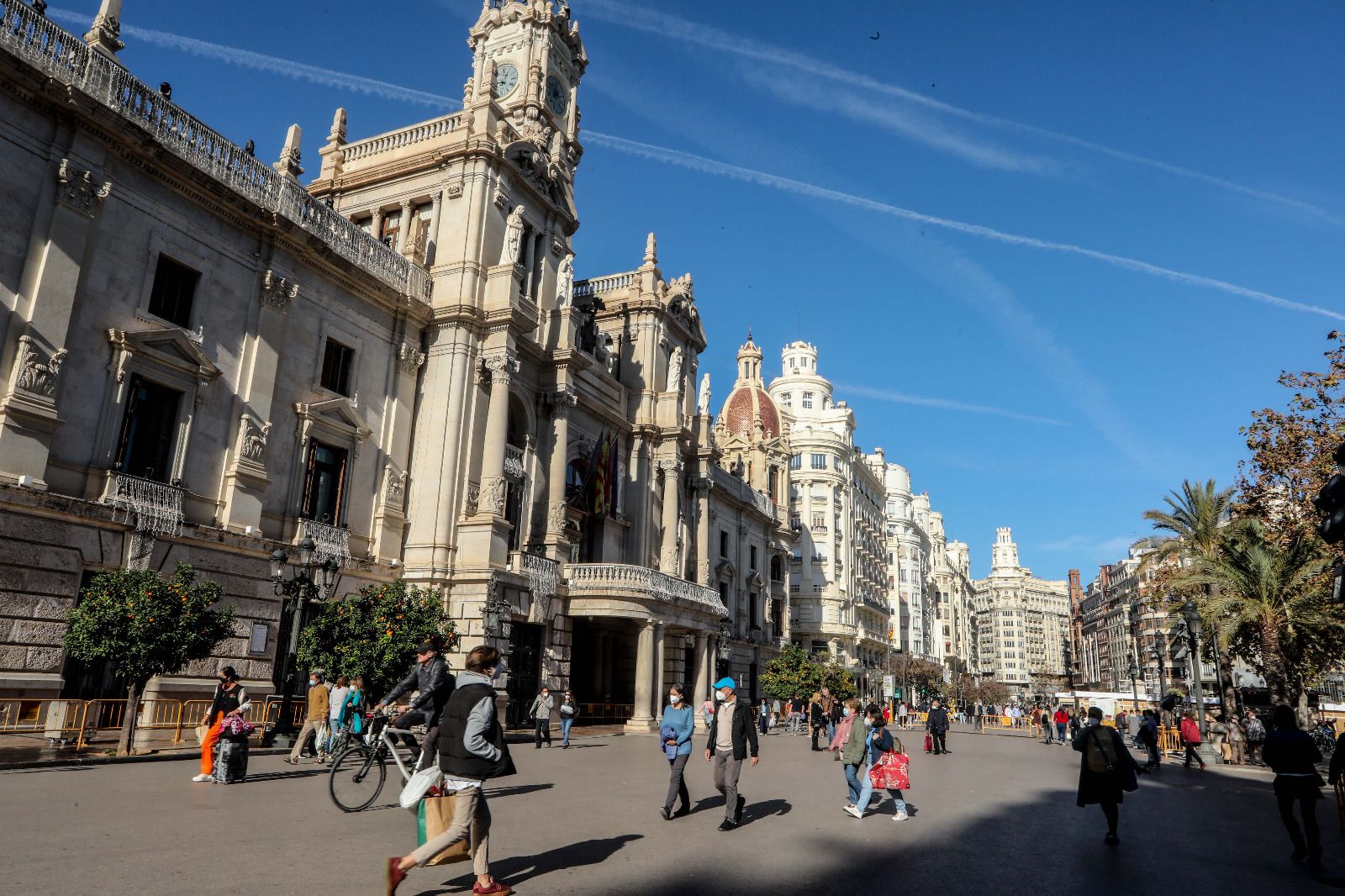 El buen tiempo llena las calles de València un 31 de diciembre