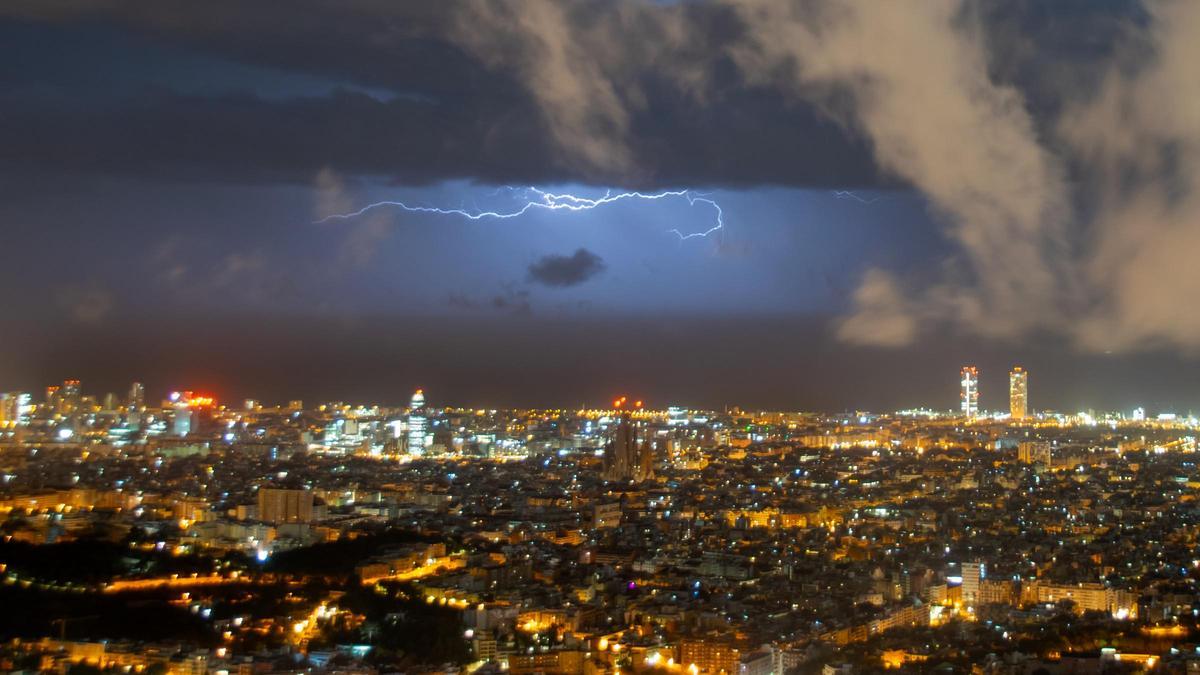 Tormenta mar adentro, de madrugada, frente a Barcelona, el 23 de febrero del 2024