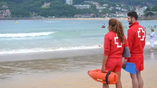 Los municipios preparan sus equipos de socorristas de playa