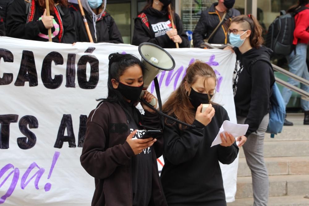 Manifestació d'estudiants a Girona per commemorar el 8-M