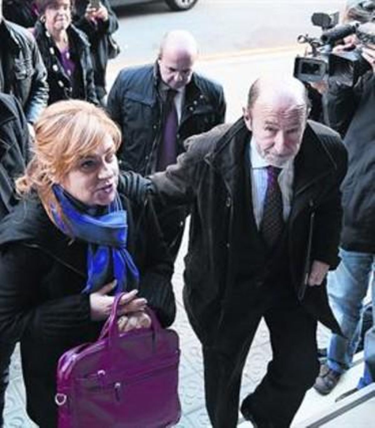 Rubalcaba i Valenciano entren a la seu del PSC, ahir.