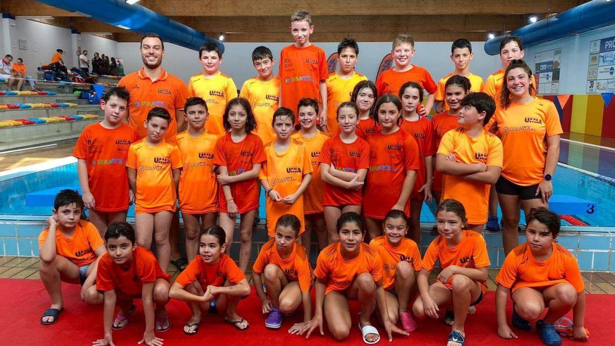 Equipo alevín-infantil del Umia que consiguió la victoria en la Piscina “Antía García” de Caldas. |