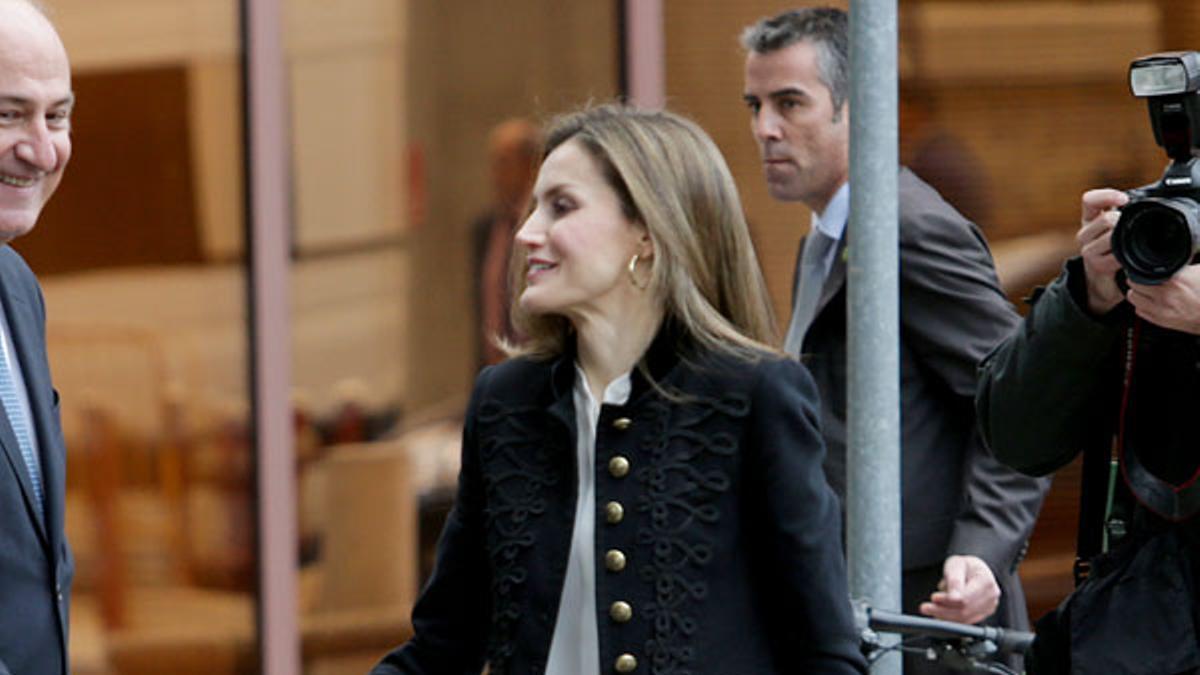 Letizia Ortiz look de Hugo Boss y chaqueta militar de Zara