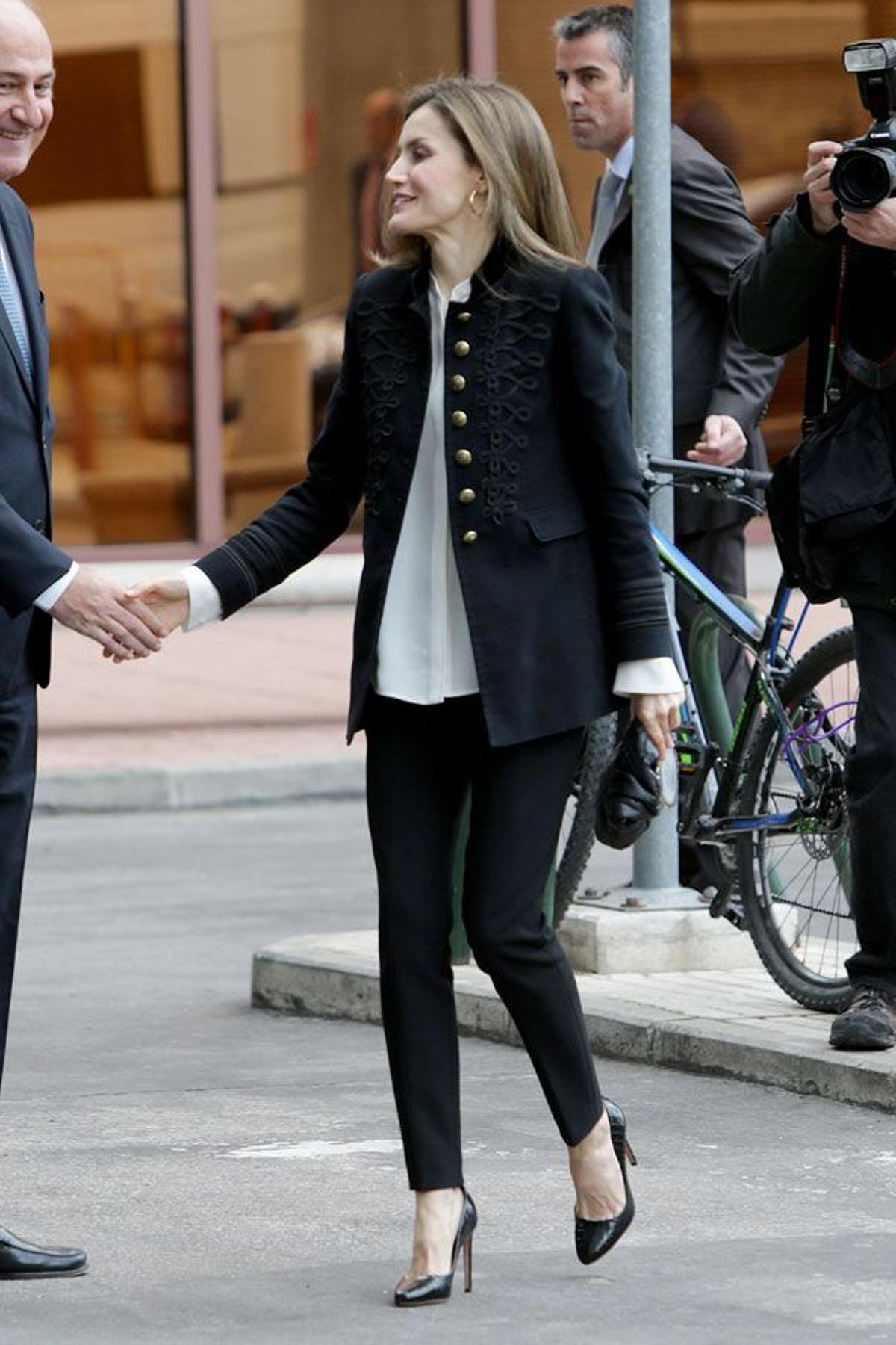 Letizia Ortiz look de Hugo Boss y chaqueta militar de Zara