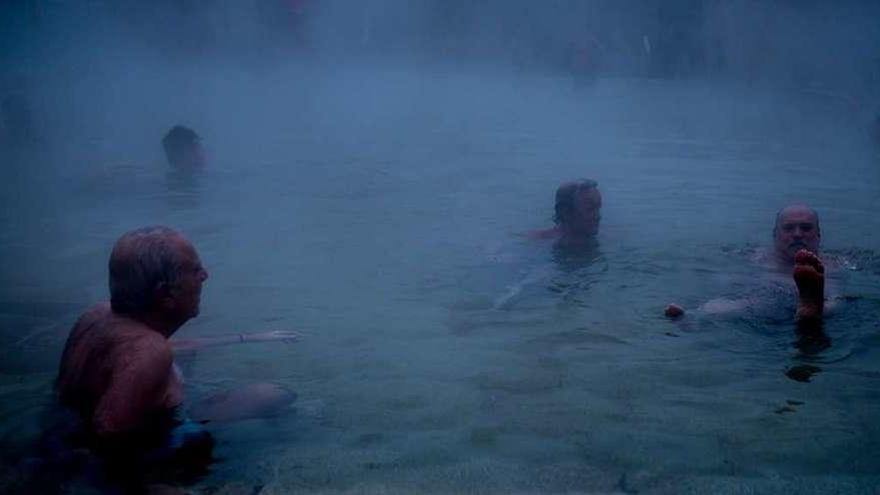 Bañistas en la piscina de As Burgas combaten el frío con agua termal. // Brais Lorenzo