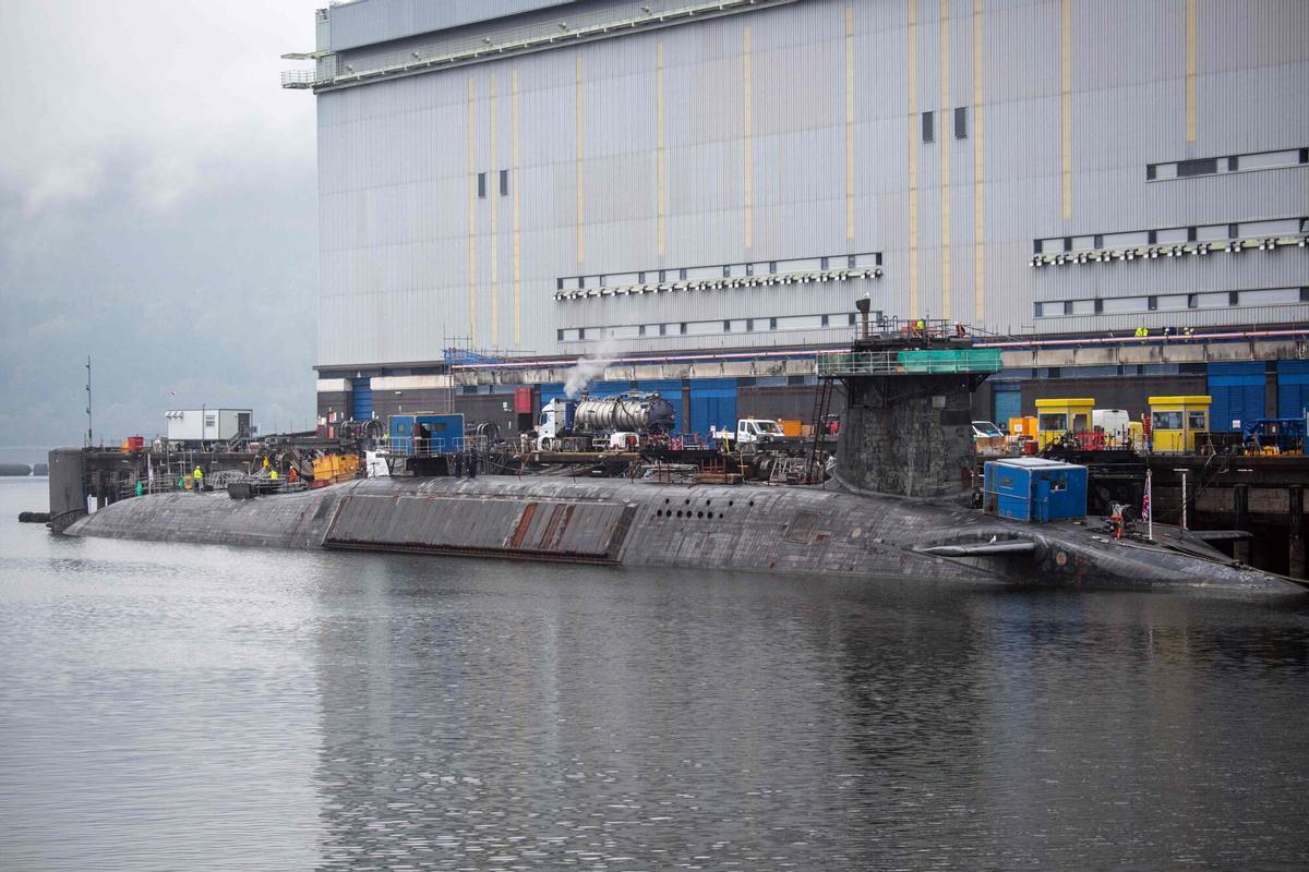 Un submarino de la clase Vanguard se somete a tareas de mantenimiento en la Base Naval de Su Majestad en Clyde, en Faslane, al noroeste de Glasgow (Escocia), el 28 de abril de 2023