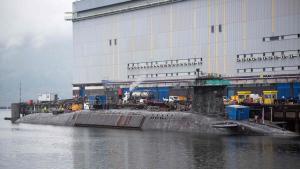 Un submarino de la clase Vanguard se somete a tareas de mantenimiento en la Base Naval de Su Majestad en Clyde, en Faslane, al noroeste de Glasgow (Escocia), el 28 de abril de 2023