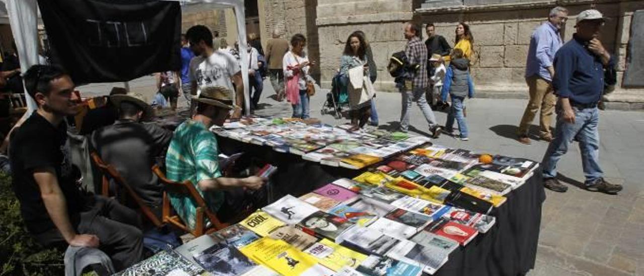 Algunos de los expositores de la Mostra que finalizó ayer en la Plaza del Carmen.