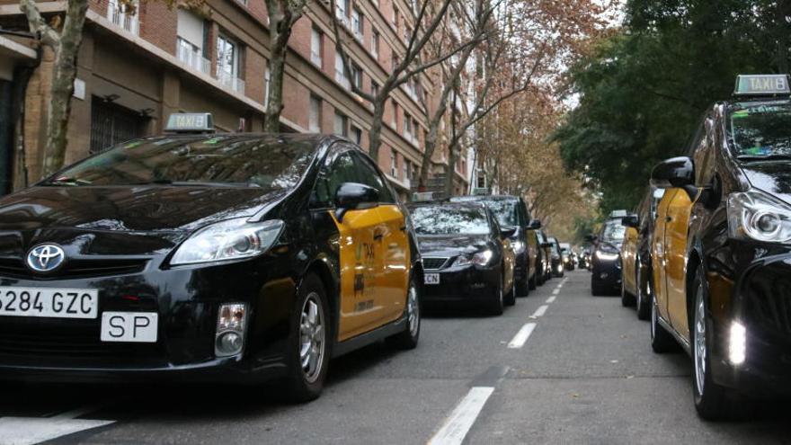 Pla general de taxis dirigint-se a l&#039;aeroport de Barcelona després de convocar una vaga,