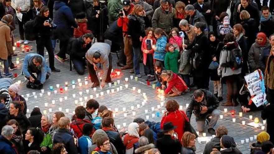 Brussel·lesret homenatge a les víctimes dels atemptats de París de divendres