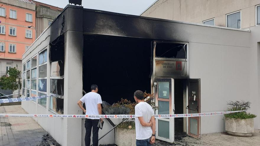 La jueza atribuye un delito de daños al pirómano que causó el incendio en la piscina de As Travesas