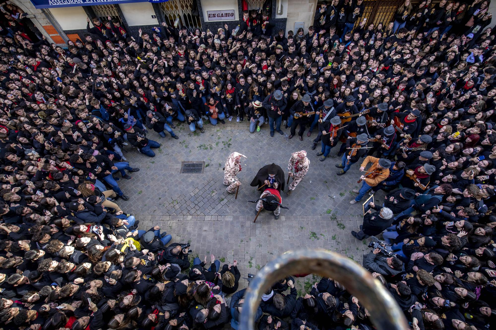 Sant Antoni 2023: Baile de los 'dimonis' en el ayuntamiento de Manacor