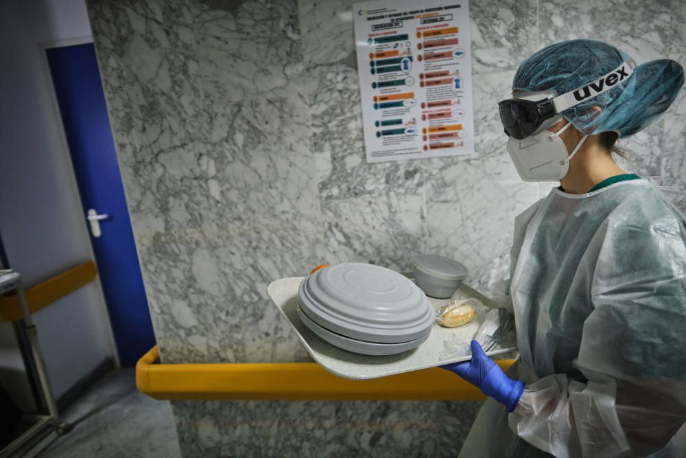 Reportaje sobre la situación en el hospital durante el Covid-19 La Candelaria Mascarillas coronavirus sanitarios test UCI UVI  | 24/04/2020 | Fotógrafo: Andrés Gutiérrez Taberne