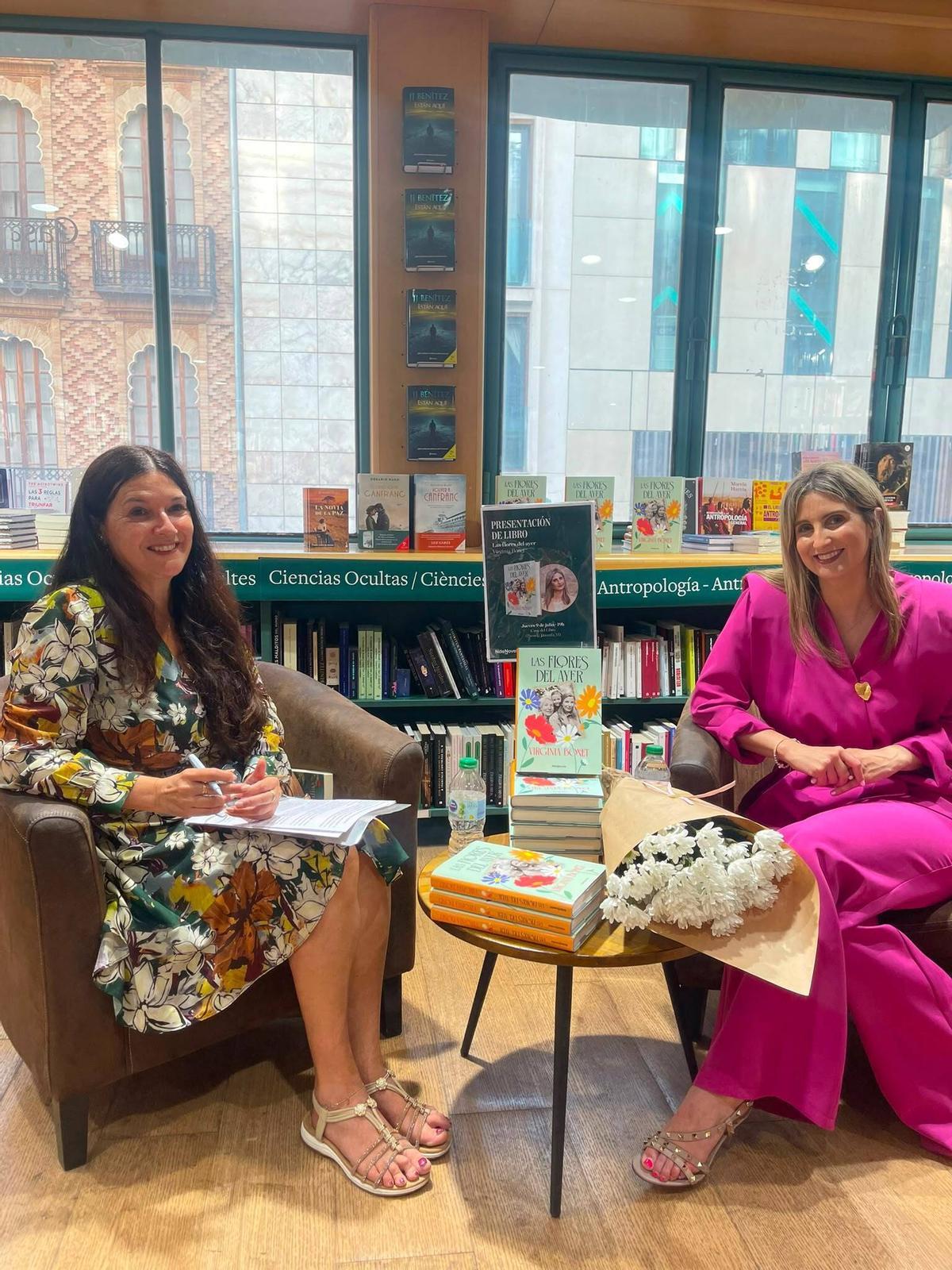 Virginia Bonet (derecha) durante la presentación de su novela