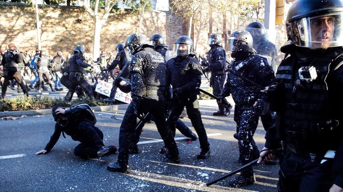 Los Mossos actuando ante los manifestantes en el Paral lel . Los Mossos actuando ante los manifestantes en el Paral lel .