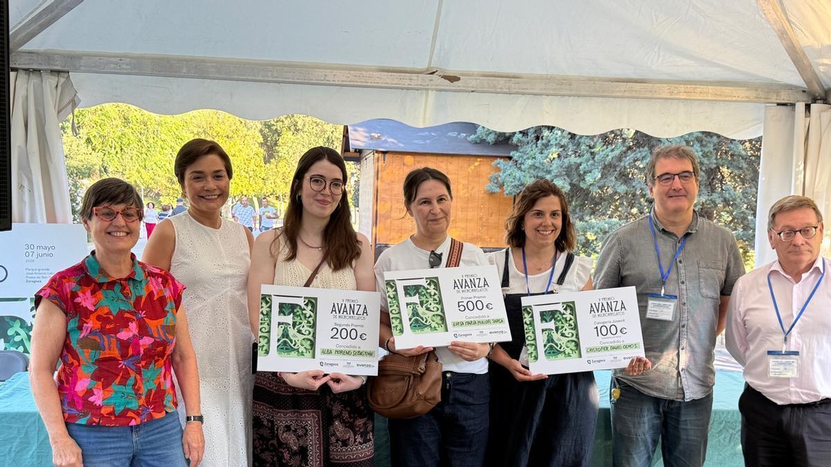 La ganadora, Luisa Mullor, en el centro, durante la entrega de premios en la Feria del Libro de Zaragoza.