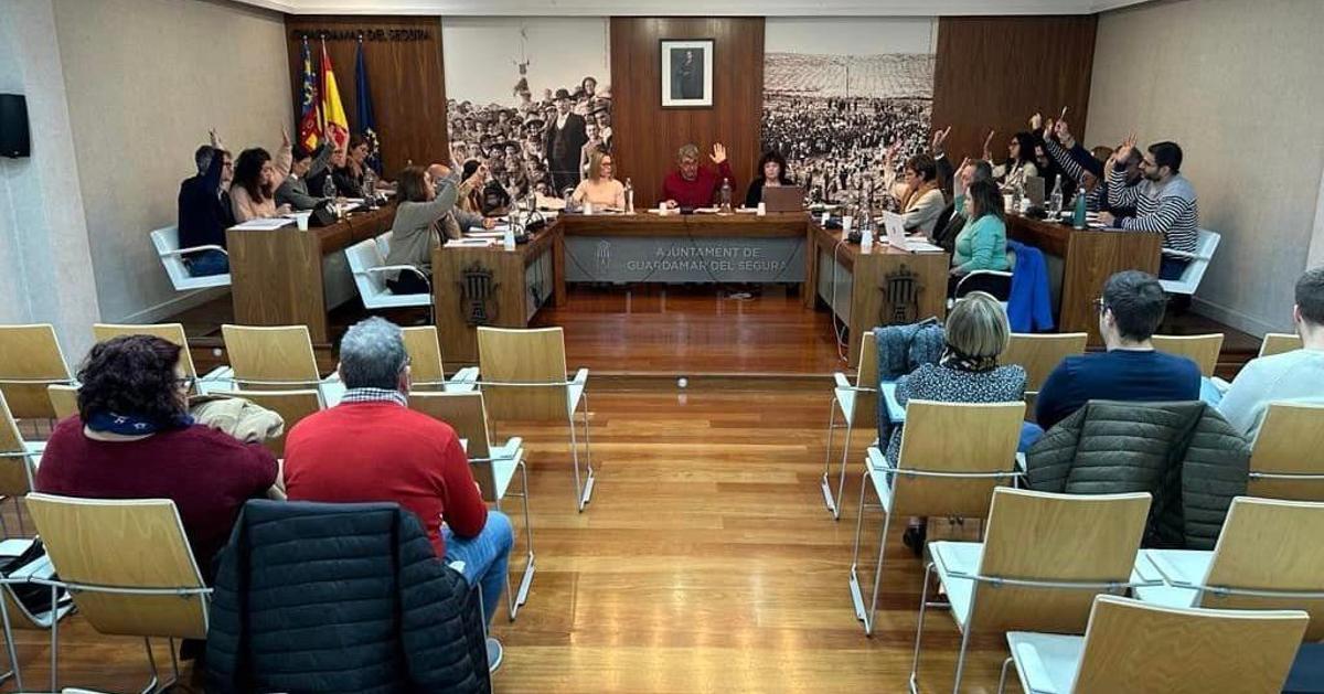 Un momento del pleno del Ayuntamiento de Guardamar