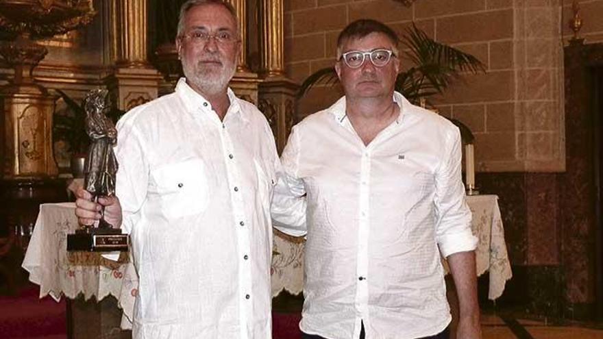 Pere Sampol junto al alcalde Joan Verger en la iglesia.