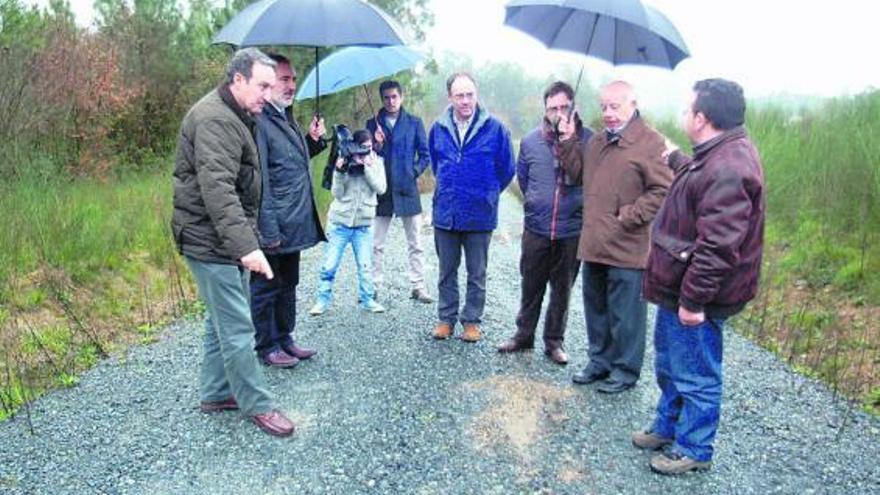 Visita de ayer a los caminos habilitados con la concentración parcelaria.  // Faro