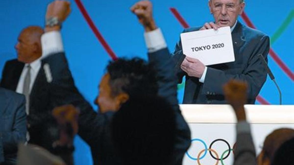 Rogge muestra el cartel de Tokio como ganadora ante la euforia japonesa.
