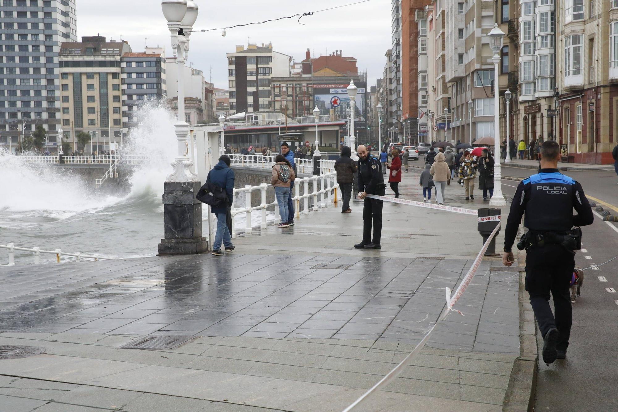 El oleaje vuelve a azotar la costa de Gijón y la Policía precinta parte del Muro (en imágenes)