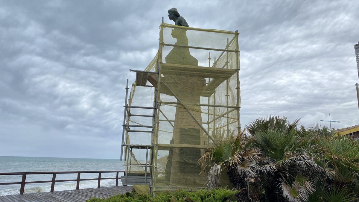 Imagen del monumento del Hombre del Mar, con el andamiaje