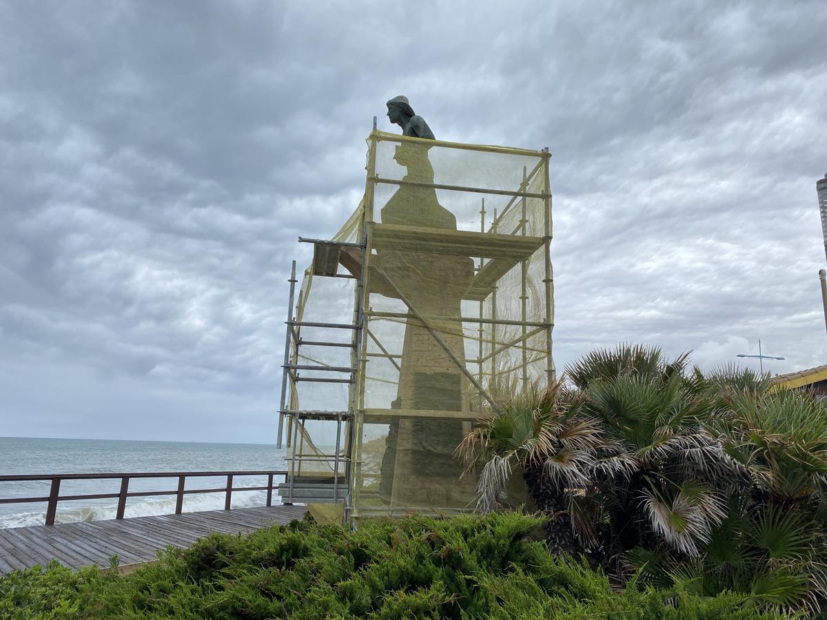 Imagen del monumento del Hombre del Mar, con el andamiaje