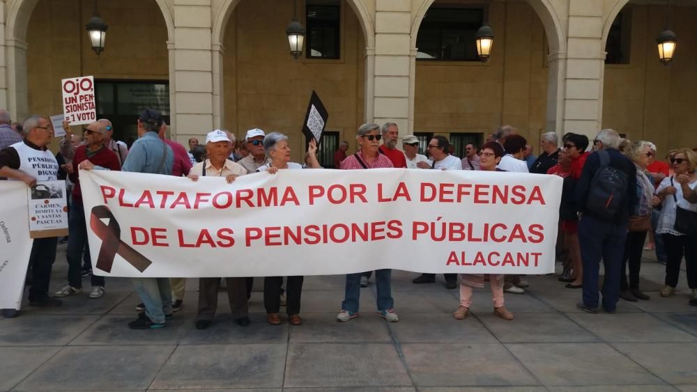 Un momento de la concentración de pensionistas en la plaza del Ayuntamiento