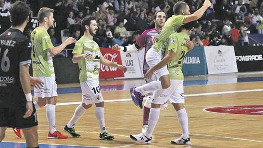 Jugadores del Palma Futsal en su celebración de uno de los seis tantos que marcaron ayer al Catgas.