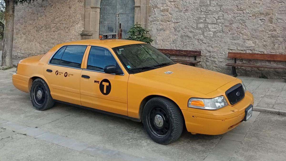 Desde Nueva York 8 El característico taxi de color amarillo aparcó frente a la entrada de la iglesia de Castell de Cabres.