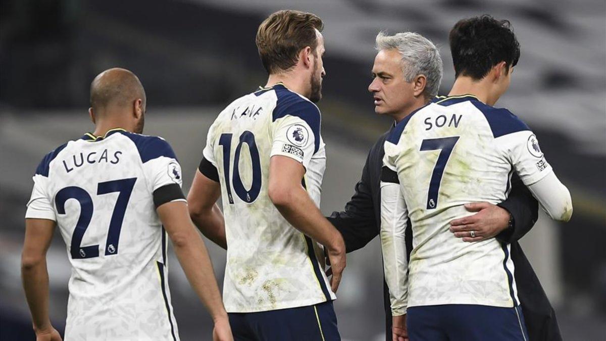 Mourinho abrazando a Harry Kane y Son tras la victoria de los suyos contra el Manchester City (2-0)