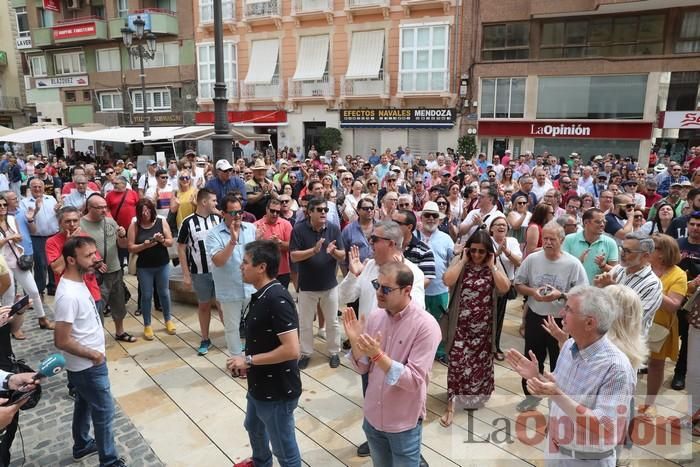 Cientos de personas protestan frente al Ayuntamiento de Cartagena por el pacto entre PP, PSOE y Cs