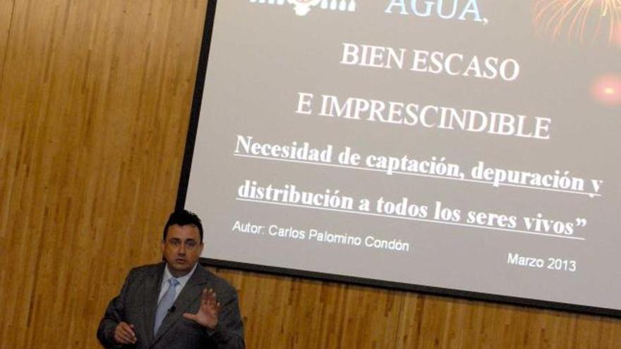 Carlos Palomino, durante su conferencia en el salón de actos del edificio de investigación.