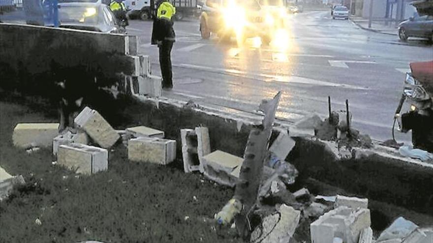 Empotra su coche contra un muro y da positivo en alcohol en Vila-real